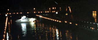 港の水路に係留されたボート