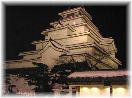 冬の夜空に浮かぶ鶴ヶ城