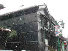 黒塗りの壁に雪